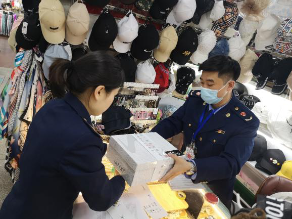 LV、CHANEL、HERMES…瀘州12個賣涉外名牌“A貨”商家被查！(圖6)