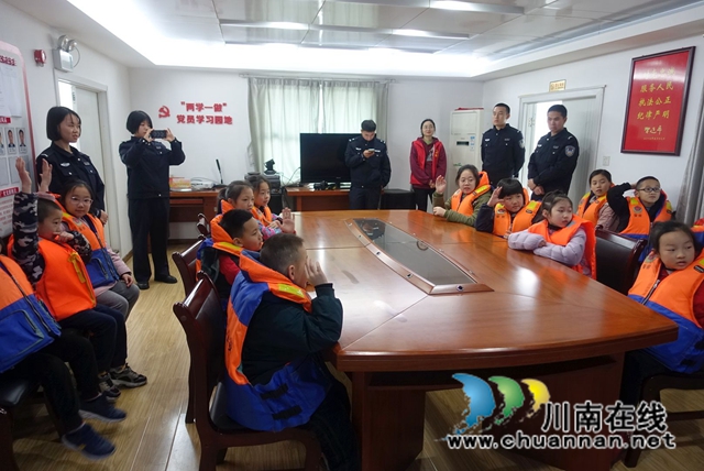 公安躉船成“課堂”！瀘州40余名小朋友江上學(xué)習(xí)防溺水(圖3)