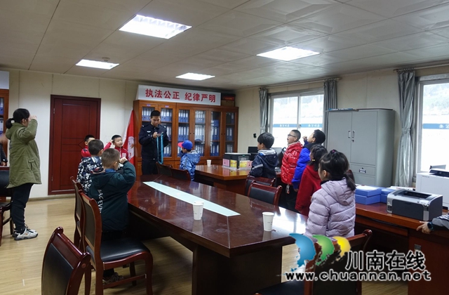 公安躉船成“課堂”！瀘州40余名小朋友江上學(xué)習(xí)防溺水(圖2)