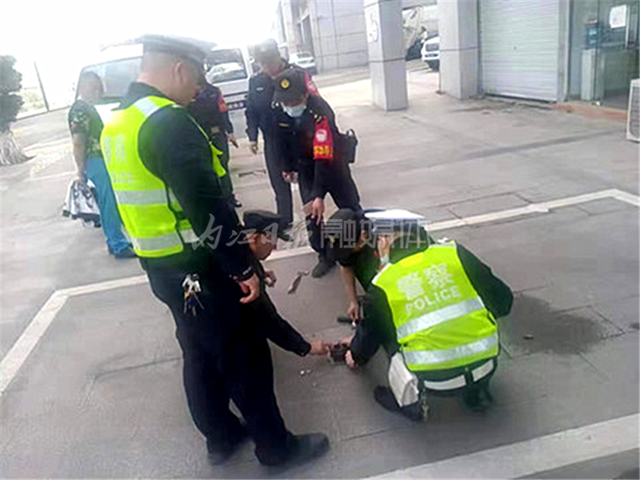 城區(qū)有人私設(shè)地鎖霸占公共停車位，內(nèi)江交警出手：拆！拆！拆！