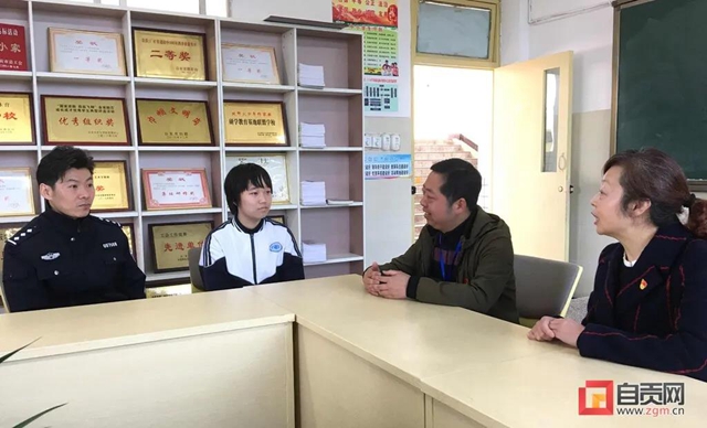 一個箭步?jīng)_了過去！自貢初中女生救下輕生男