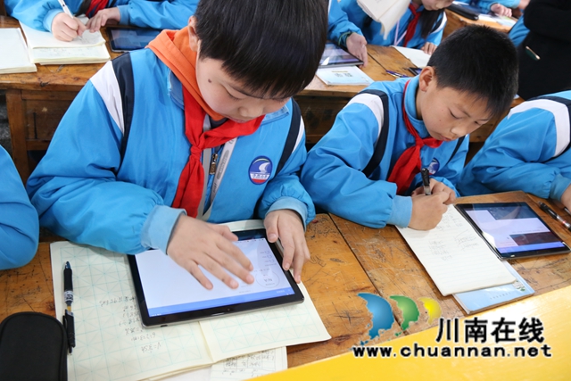 陶行知教育基金會(huì)向?yàn)o縣20所學(xué)校捐贈(zèng)90萬(wàn)元的教育信息化設(shè)備(圖10)