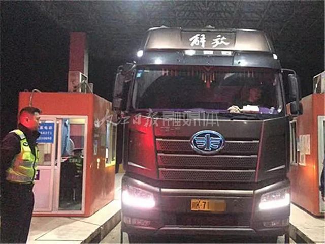 瘋狂！一輛車就超重56噸多！內(nèi)江交警一夜抓到8輛“百噸王”——