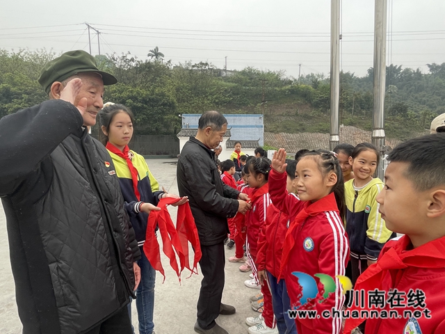 給“紅領(lǐng)巾”講黨史?納溪天仙鎮(zhèn)八旬老黨員發(fā)揮余熱(圖2)
