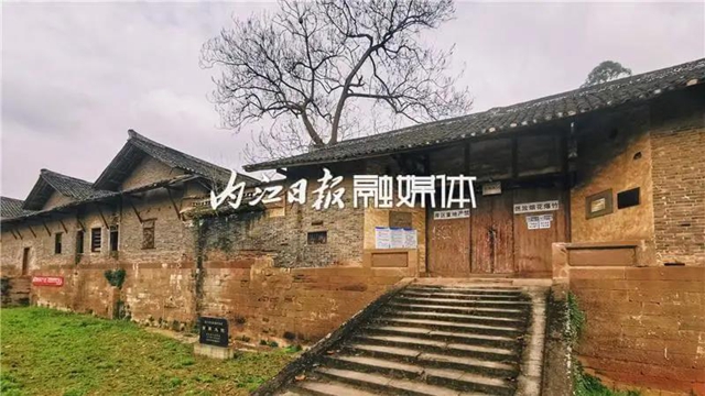 內(nèi)江市市中區(qū)龍門鎮(zhèn)是一座千年古鎮(zhèn)， 距內(nèi)江城區(qū)約30公里。  一度時(shí)期，龍門鎮(zhèn)改名為沱江鄉(xiāng)， 2015年再次改回原來的地名。 “龍門鎮(zhèn)”這名稱顯然更有古老的味道 聽起來也更覺有傳奇、有故事。  圖片 (圖2)