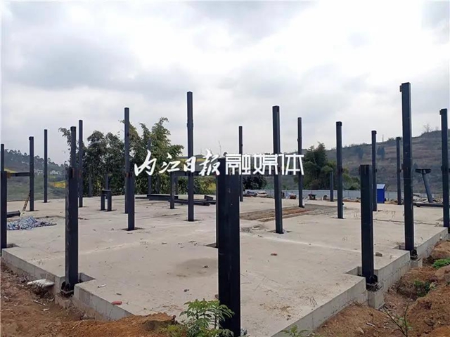 內(nèi)江市市中區(qū)龍門鎮(zhèn)是一座千年古鎮(zhèn)， 距內(nèi)江城區(qū)約30公里。  一度時(shí)期，龍門鎮(zhèn)改名為沱江鄉(xiāng)， 2015年再次改回原來的地名。 “龍門鎮(zhèn)”這名稱顯然更有古老的味道 聽起來也更覺有傳奇、有故事。  圖片 (圖3)