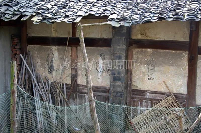 內(nèi)江市市中區(qū)龍門鎮(zhèn)是一座千年古鎮(zhèn)， 距內(nèi)江城區(qū)約30公里。  一度時(shí)期，龍門鎮(zhèn)改名為沱江鄉(xiāng)， 2015年再次改回原來的地名。 “龍門鎮(zhèn)”這名稱顯然更有古老的味道 聽起來也更覺有傳奇、有故事。  圖片 (圖4)