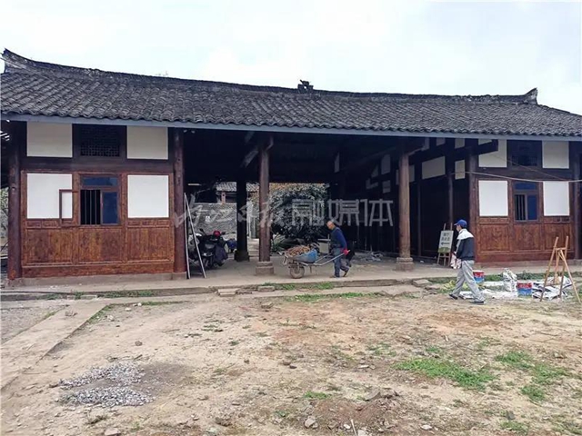 內(nèi)江市市中區(qū)龍門鎮(zhèn)是一座千年古鎮(zhèn)， 距內(nèi)江城區(qū)約30公里。  一度時(shí)期，龍門鎮(zhèn)改名為沱江鄉(xiāng)， 2015年再次改回原來的地名。 “龍門鎮(zhèn)”這名稱顯然更有古老的味道 聽起來也更覺有傳奇、有故事。  圖片 (圖6)