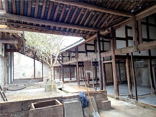 內(nèi)江市市中區(qū)龍門鎮(zhèn)是一座千年古鎮(zhèn)， 距內(nèi)江城區(qū)約30公里。  一度時(shí)期，龍門鎮(zhèn)改名為沱江鄉(xiāng)， 2015年再次改回原來的地名。 “龍門鎮(zhèn)”這名稱顯然更有古老的味道 聽起來也更覺有傳奇、有故事。  圖片 (圖7)