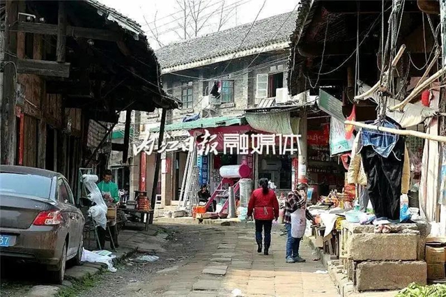 內(nèi)江市市中區(qū)龍門鎮(zhèn)是一座千年古鎮(zhèn)， 距內(nèi)江城區(qū)約30公里。  一度時(shí)期，龍門鎮(zhèn)改名為沱江鄉(xiāng)， 2015年再次改回原來的地名。 “龍門鎮(zhèn)”這名稱顯然更有古老的味道 聽起來也更覺有傳奇、有故事。  圖片 (圖9)