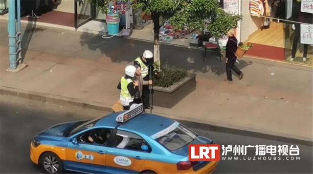 瀘州：老人車流中步履蹣跚，交警擋車護(hù)送(圖2)