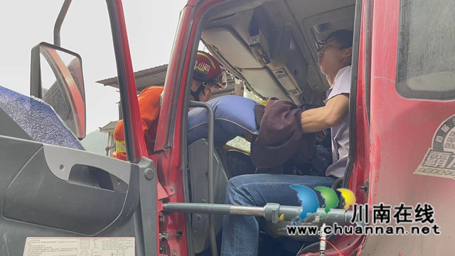 敘永：貨車司機遇車禍被方向盤卡腿，消防16分鐘破拆救人(圖2)