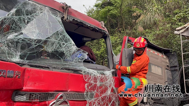 敘永：貨車司機(jī)遇車禍被方向盤卡腿，消防16分鐘破拆救人