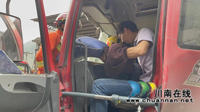敘永：貨車司機遇車禍被方向盤卡腿，消防16分鐘破拆救人(圖5)