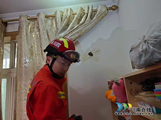 瀘州一小區(qū)住宅上演“蛇出沒”，消防隊(duì)員巧妙捉蛇放生(圖4)