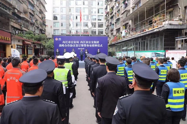 隨時(shí)監(jiān)視，“直通”警方！內(nèi)江公交車?yán)镅b上了“天眼