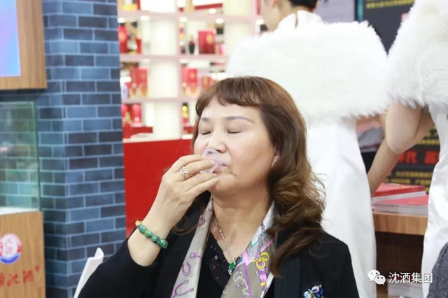 酒博會持續(xù)上演“沈酒熱”，中國沈酒展廳賓客盈門成為全場焦點！(圖17)