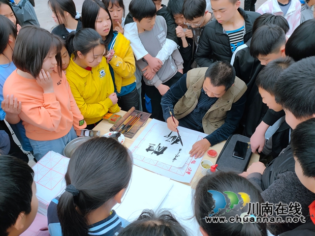 合江縣政協(xié)美術(shù)家協(xié)會(huì)送藝術(shù)下鄉(xiāng)到九支中學(xué)(圖2)