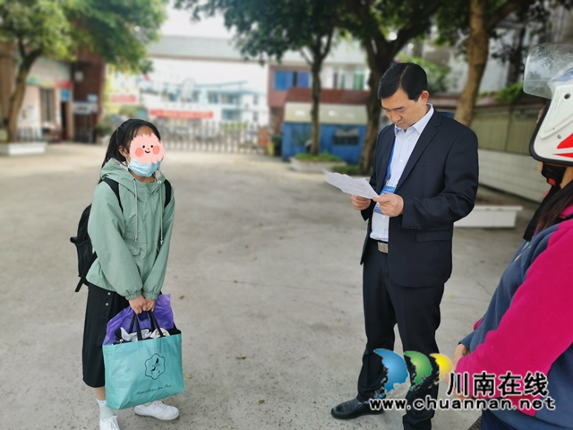 納溪區(qū)法院：耐心勸導(dǎo)，迷途女孩回歸求學(xué)路