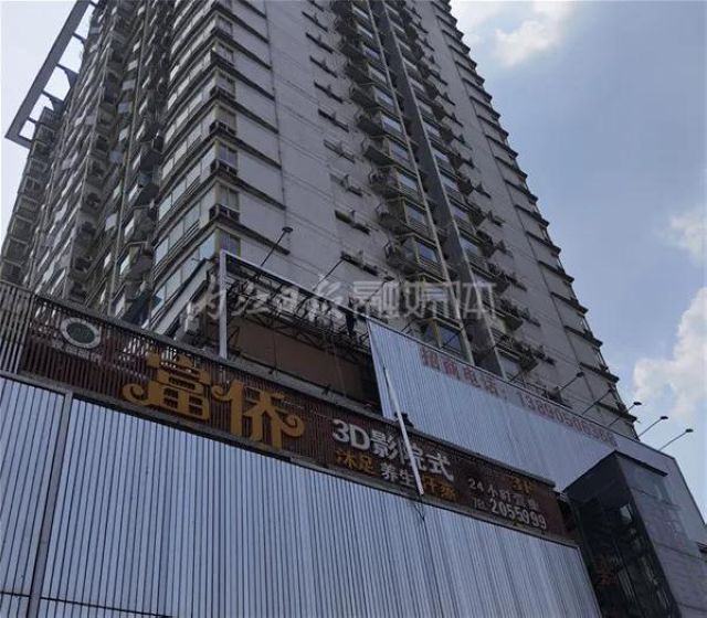來硬的！內(nèi)江城區(qū)強(qiáng)拆10塊街頭違規(guī)廣告大牌(圖1)