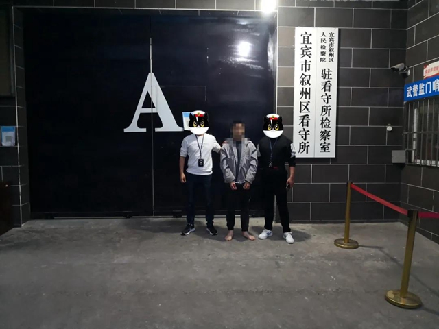 太牛了！宜賓民警一路狂追盜賊！小偷都跑吐了(圖8)