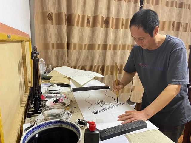 晚上賣烤魚，白天當(dāng)畫家，古藺這個(gè)男子太牛了！(圖3)