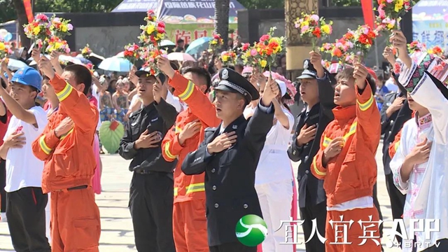 一睹為快！宜賓萬(wàn)人“踩花山” 場(chǎng)面超震撼(圖5)