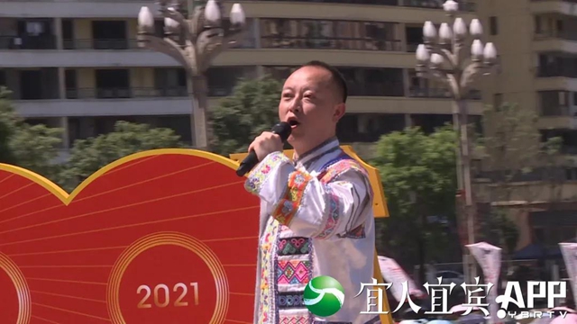 一睹為快！宜賓萬(wàn)人“踩花山” 場(chǎng)面超震撼(圖3)