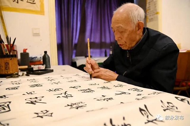 敘永88歲老黨員創(chuàng)作百米書法長(zhǎng)卷向黨獻(xiàn)禮(圖2)
