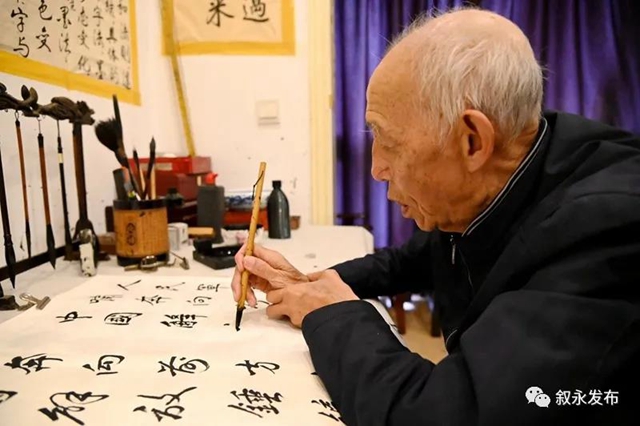 敘永88歲老黨員創(chuàng)作百米書法長(zhǎng)卷向黨獻(xiàn)禮(圖3)