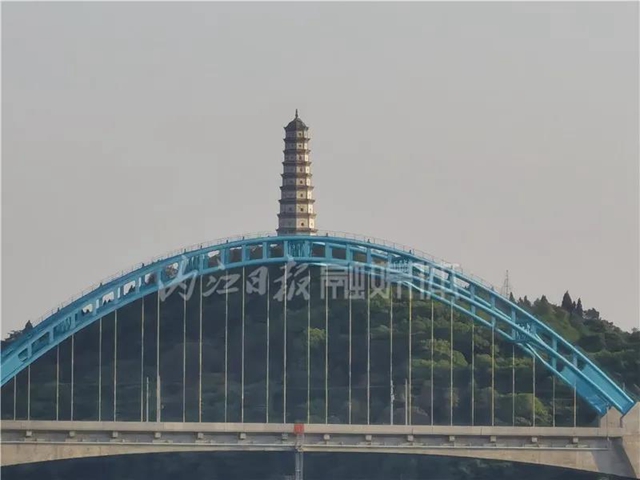 宛若天成！內(nèi)江城區(qū)驚現(xiàn)巨形“弓箭”(圖2)
