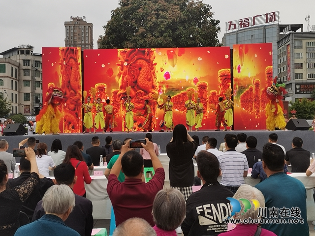瀘縣百團演藝啟動“永遠跟黨走”頌黨恩文藝演出活動(圖2)