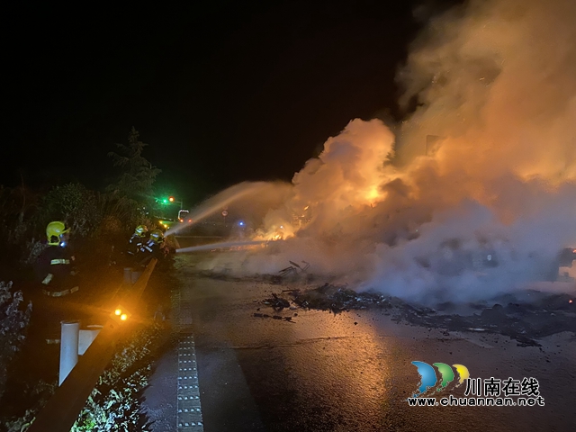 瀘州：貨車高速路隧道入口起火燃燒，消防出動(dòng)“水龍”滅火(圖1)