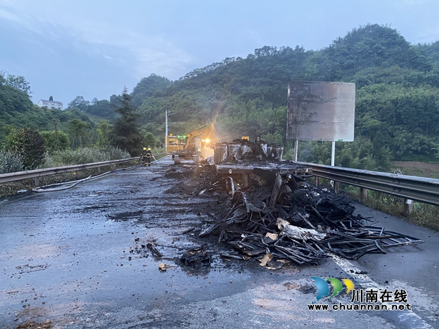 瀘州：貨車高速路隧道入口起火燃燒，消防出動(dòng)“水龍”滅火(圖6)