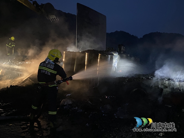 瀘州：貨車高速路隧道入口起火燃燒，消防出動(dòng)“水龍”滅火(圖5)