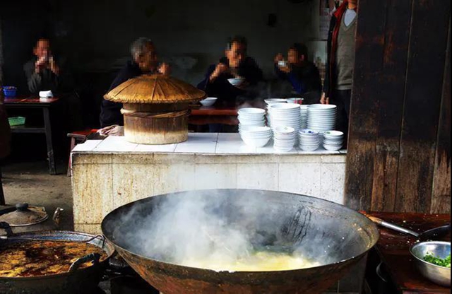 “蒼蠅館子”藏“大名堂”，豆花飯餐館里竟有“那種服務(wù)”(圖2)
