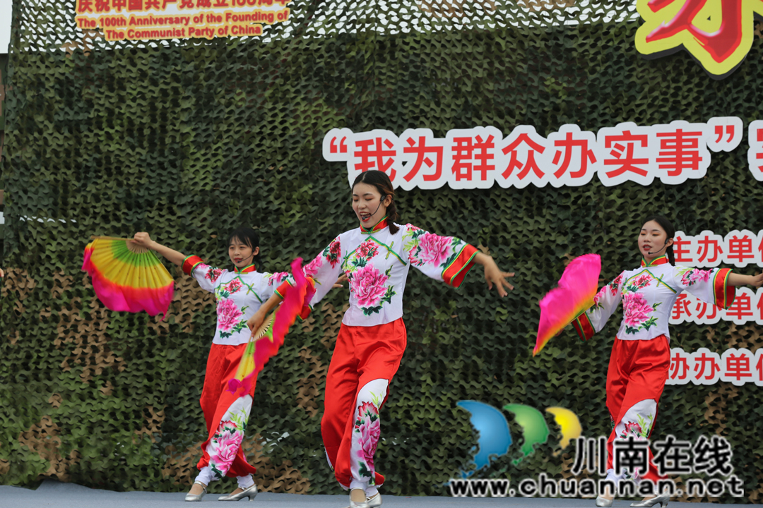 瀘縣文藝輕騎兵走進(jìn)31678部隊(duì)演兵場(chǎng)(圖3)