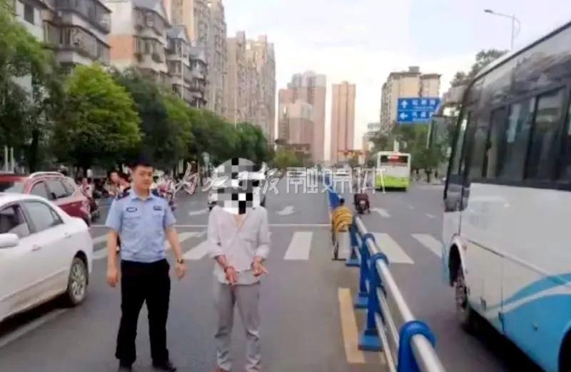 被拘！內(nèi)江一男子開車撞壞隔離欄逃逸，居然是因為跟老婆吵架(圖1)