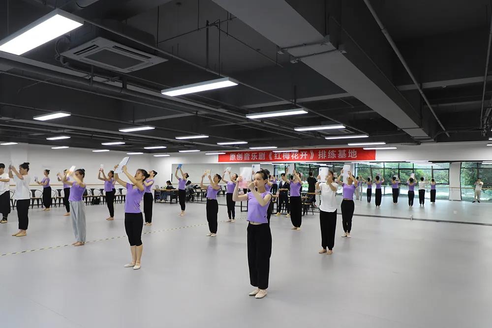 原創(chuàng)音樂(lè)劇《紅梅花開(kāi)》進(jìn)入緊張排練階段，計(jì)劃下月正式公演(圖1)