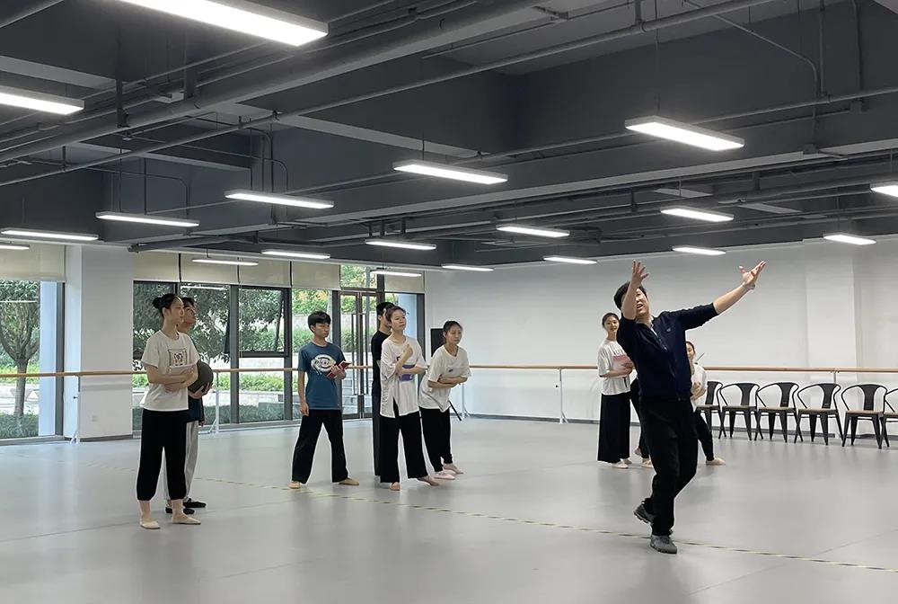 原創(chuàng)音樂(lè)劇《紅梅花開(kāi)》進(jìn)入緊張排練階段，計(jì)劃下月正式公演(圖3)