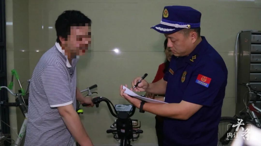 電瓶車違規(guī)停放，內(nèi)江開出首張罰單！(圖1)