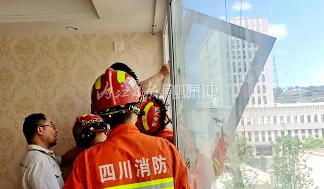 內(nèi)江119嗎？快來(lái)??！有個(gè)人被“吊”在了半空中！(圖3)