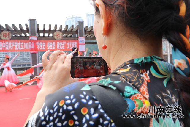 龍馬潭區(qū)：這群老人自編自演，為建黨百年獻上精彩文藝巡演(圖5)