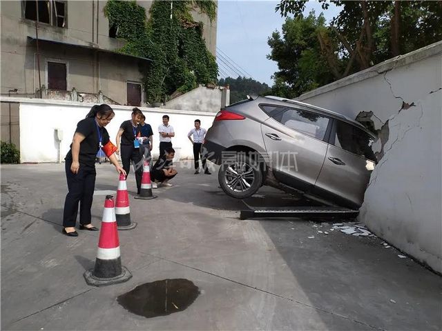 驚魂一幕！內(nèi)江城區(qū)，一轎車直接穿墻，幸無(wú)傷亡(圖1)