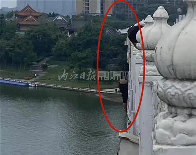 驚險(xiǎn)！內(nèi)江桐梓壩大橋上，“輕生男”遇上內(nèi)江輔警——(圖1)