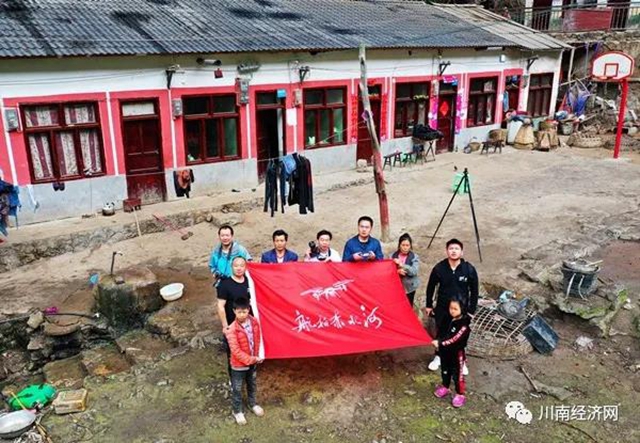 紀(jì)錄片《航拍赤水河》攝制組“天坑”深處就午餐(圖3)
