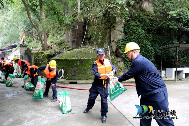 未雨綢繆，以練備戰(zhàn)！龍馬潭區(qū)羅漢街道舉行防洪防汛應(yīng)急救援演練(圖4)