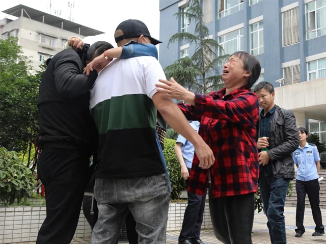 瀘州兩名男童同時(shí)失蹤，1800公里的回家路他們走了28年(圖1)