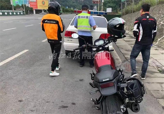 驚險(xiǎn)！摩托車飆上蓉遵高速，高速公安迅速布控在威遠(yuǎn)成功攔截(圖1)