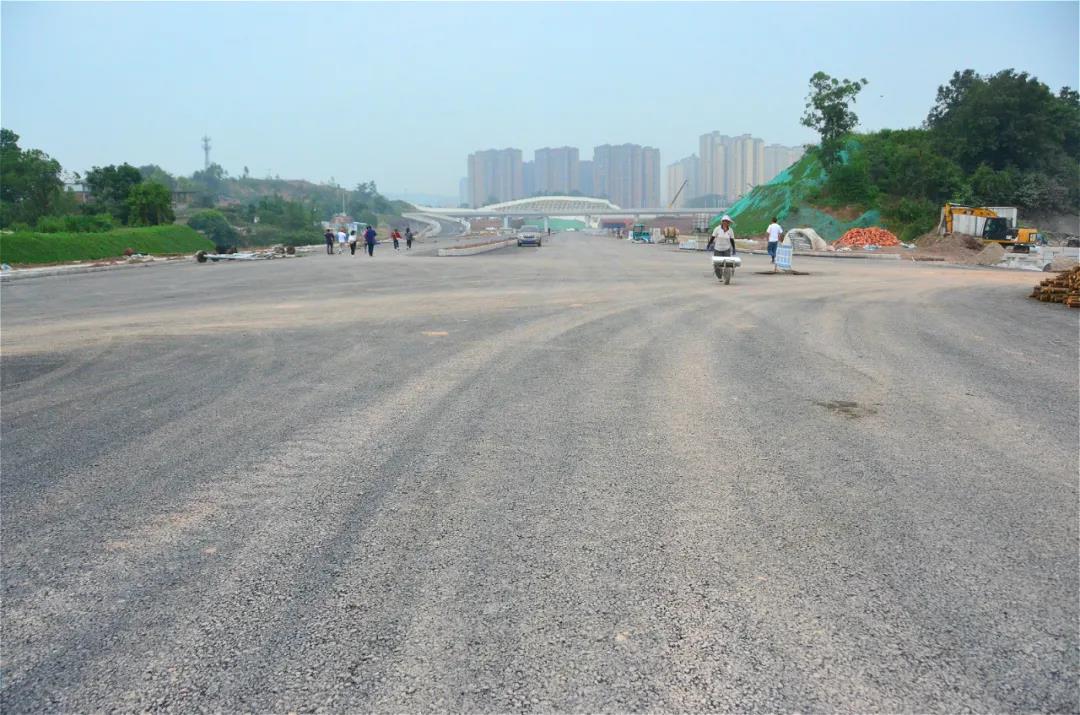 瀘州高鐵站周邊配套市政道路進(jìn)入后期施工(圖1)